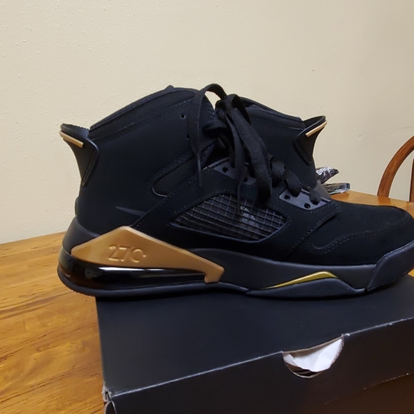 jordan mars 270 gold and black
